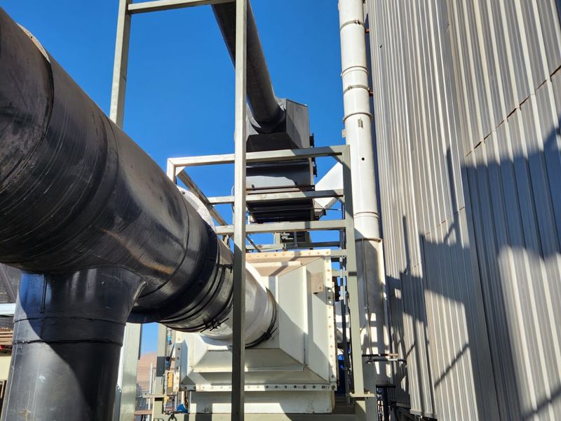 Ductos y estructura soporte montados en planta industrial